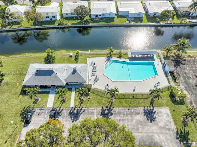 8305 NW 61st St C305, Tamarac, FL 33321