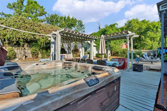 306 Woodlawn Drive, Keene, TX 76059