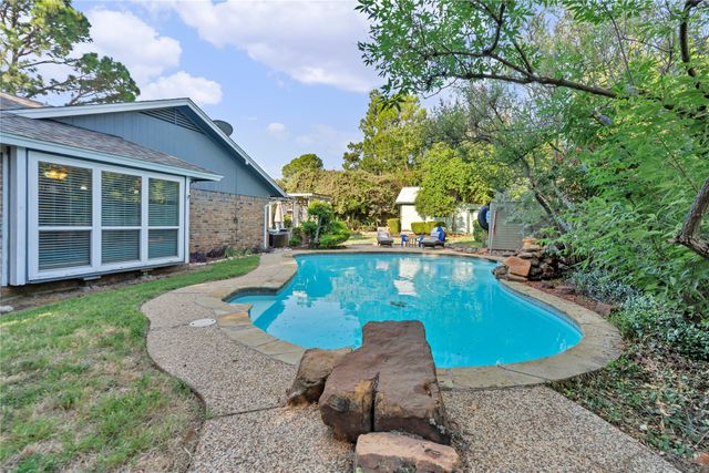 306 Woodlawn Drive, Keene, TX 76059
