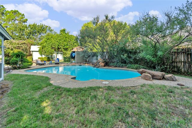 306 Woodlawn Drive, Keene, TX 76059