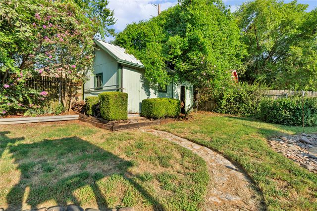 306 Woodlawn Drive, Keene, TX 76059