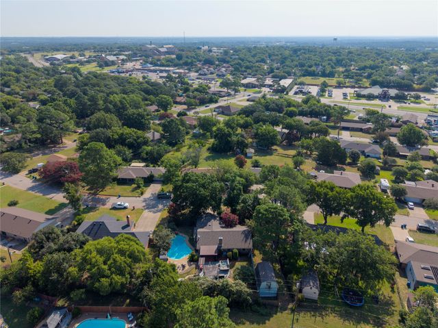 306 Woodlawn Drive, Keene, TX 76059