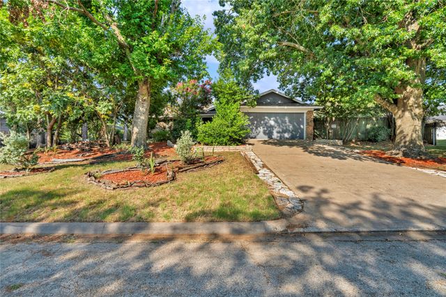 306 Woodlawn Drive, Keene, TX 76059