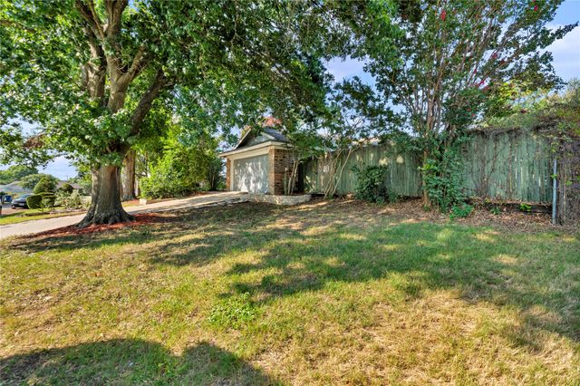 306 Woodlawn Drive, Keene, TX 76059