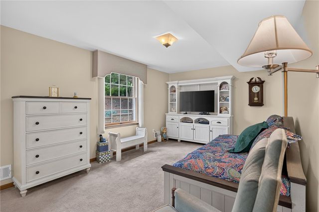 63 Hennig Dr, Whitehall, PA 15236