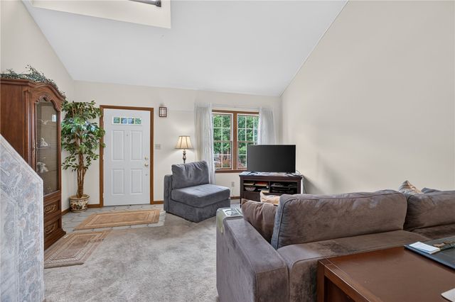 63 Hennig Dr, Whitehall, PA 15236
