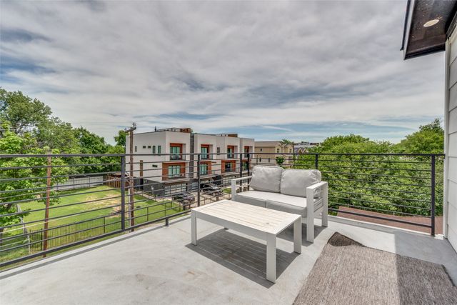 329 Ave L, Dallas, TX 75203