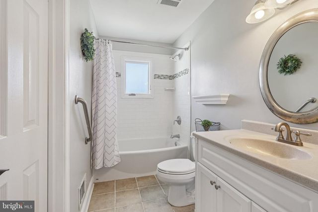 6 RYDAL DR, Lawrence Township, NJ 08648
