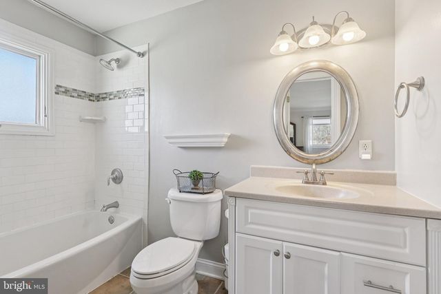 6 RYDAL DR, Lawrence Township, NJ 08648