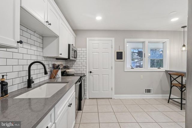 6 RYDAL DR, Lawrence Township, NJ 08648