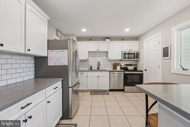 6 RYDAL DR, Lawrence Township, NJ 08648