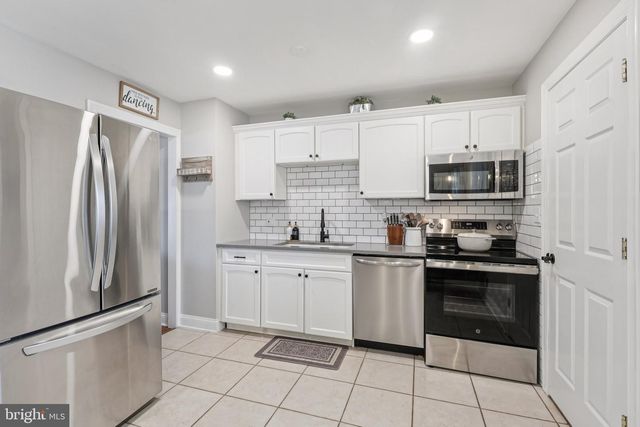 6 RYDAL DR, Lawrence Township, NJ 08648