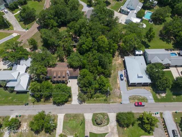 212 Bay Oaks Drive, Bay Saint Louis, MS 39520