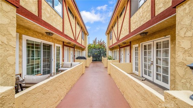 7422 Hazeltine, Van Nuys, CA 91405