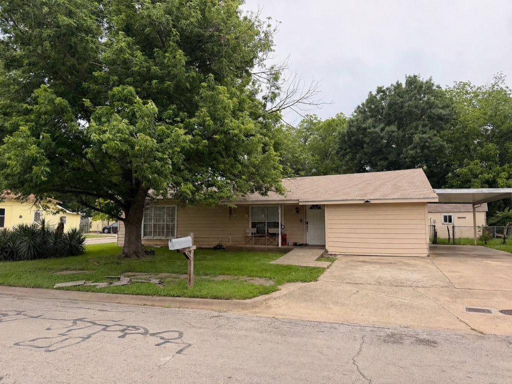 1101 N Wilhite Street, Cleburne, TX 76031