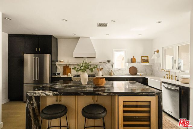 3928 S Bronson Avenue, Los Angeles, CA 90008