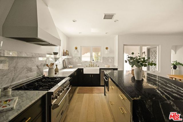 3928 S Bronson Avenue, Los Angeles, CA 90008