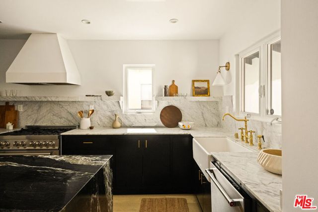 3928 S Bronson Avenue, Los Angeles, CA 90008