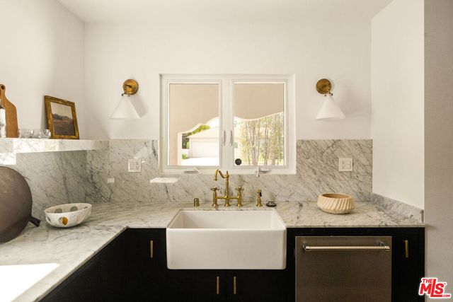 3928 S Bronson Avenue, Los Angeles, CA 90008