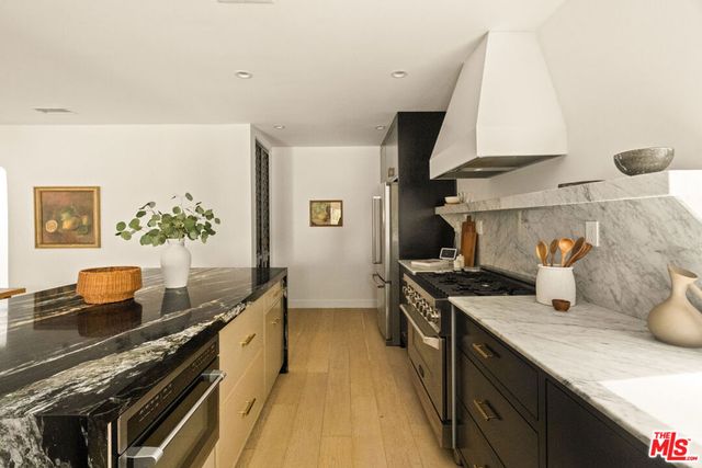 3928 S Bronson Avenue, Los Angeles, CA 90008