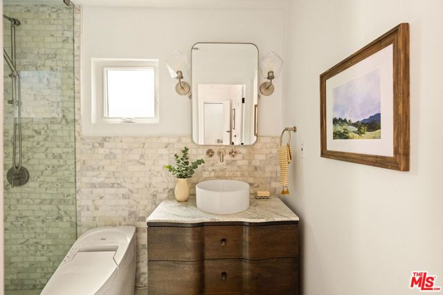 3928 S Bronson Avenue, Los Angeles, CA 90008