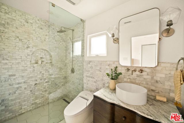 3928 S Bronson Avenue, Los Angeles, CA 90008