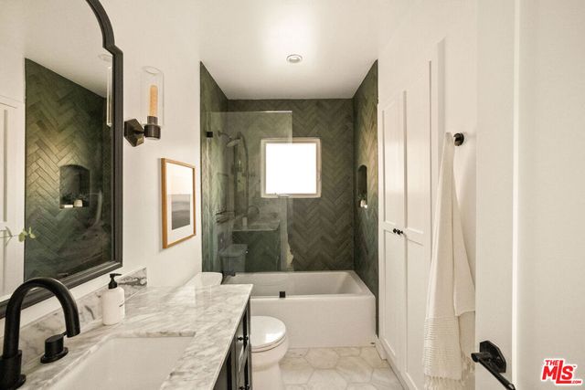 3928 S Bronson Avenue, Los Angeles, CA 90008