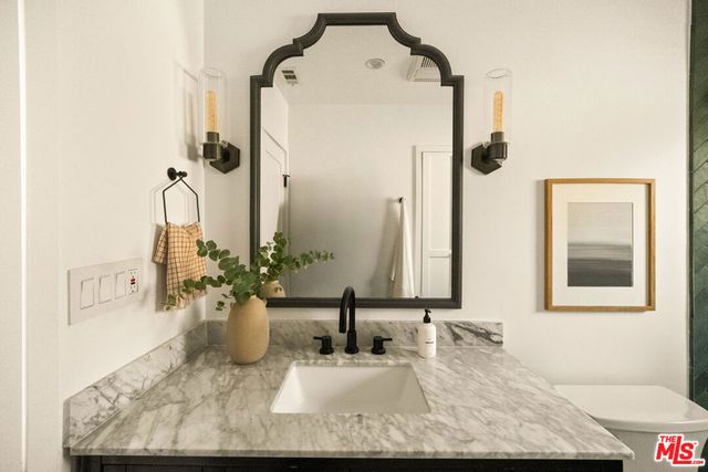 3928 S Bronson Avenue, Los Angeles, CA 90008