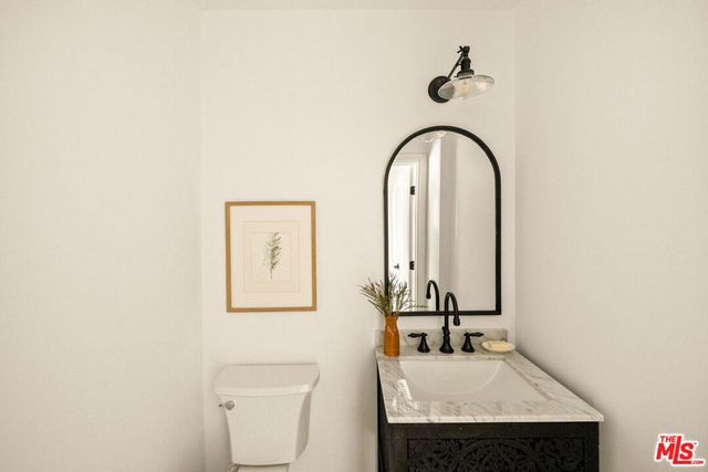 3928 S Bronson Avenue, Los Angeles, CA 90008