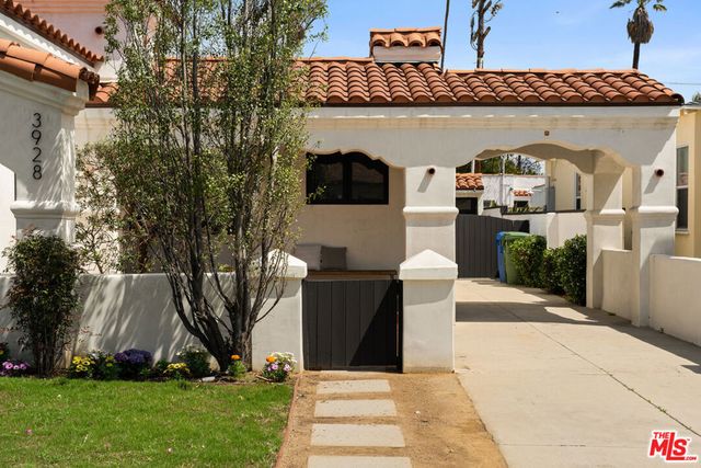 3928 S Bronson Avenue, Los Angeles, CA 90008