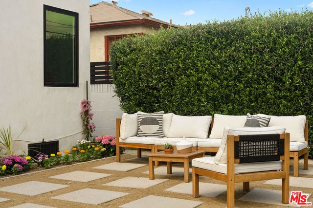 3928 S Bronson Avenue, Los Angeles, CA 90008