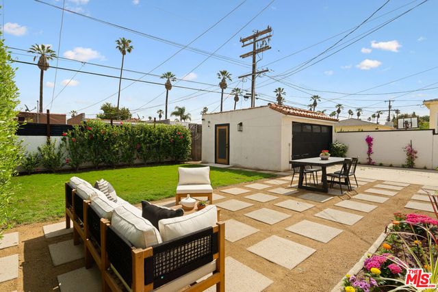 3928 S Bronson Avenue, Los Angeles, CA 90008