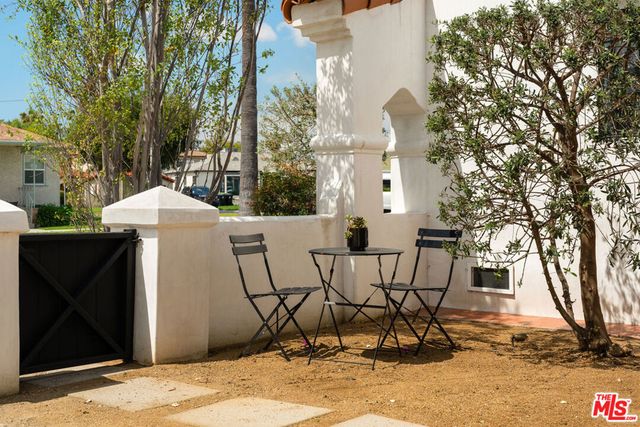 3928 S Bronson Avenue, Los Angeles, CA 90008