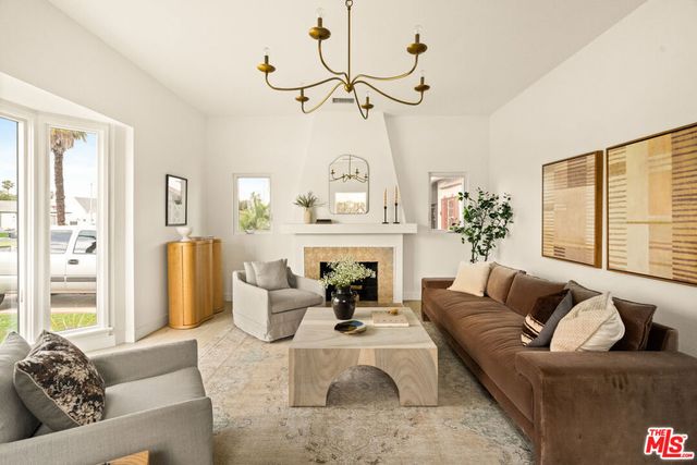 3928 S Bronson Avenue, Los Angeles, CA 90008