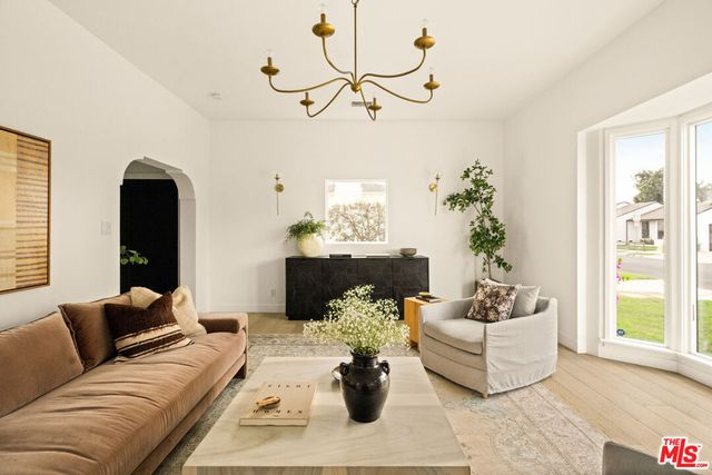 3928 S Bronson Avenue, Los Angeles, CA 90008