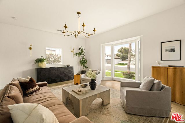 3928 S Bronson Avenue, Los Angeles, CA 90008