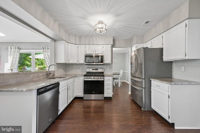 11 AMBERFIELD DR, Delran, NJ 08075