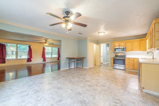 10061 Trailway Drive, Montgomery, TX 77316