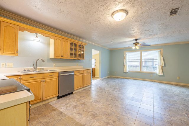 10061 Trailway Drive, Montgomery, TX 77316