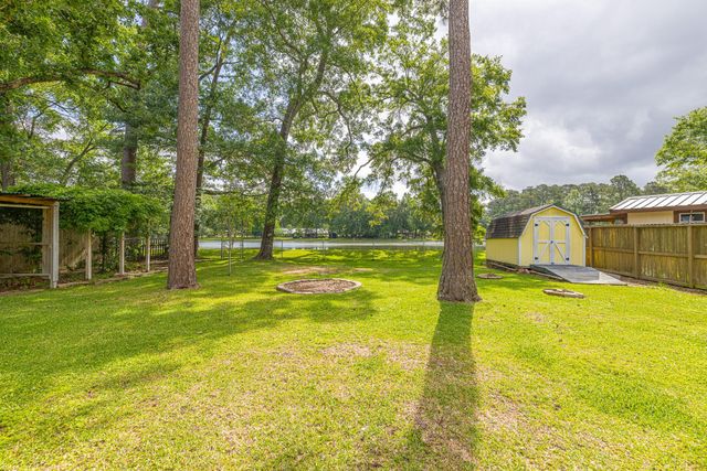 10061 Trailway Drive, Montgomery, TX 77316