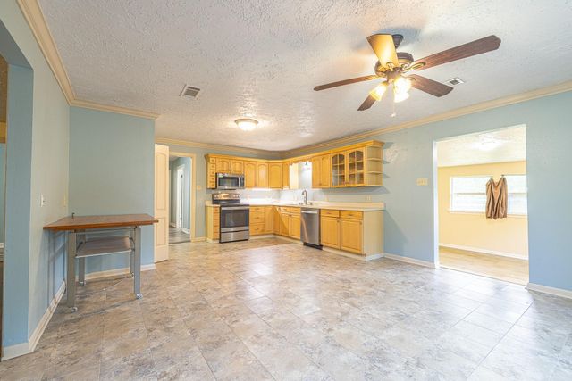 10061 Trailway Drive, Montgomery, TX 77316