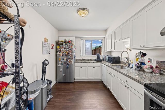 1840 Axtell Drive 8, Troy, MI 48084