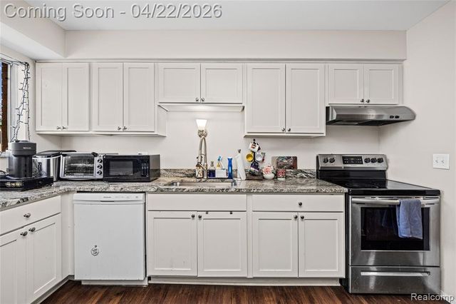 1840 Axtell Drive 8, Troy, MI 48084