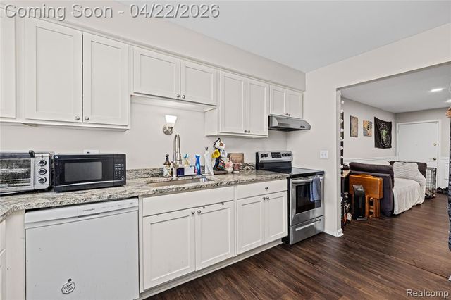 1840 Axtell Drive 8, Troy, MI 48084