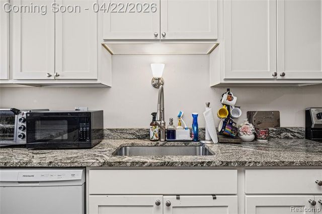 1840 Axtell Drive 8, Troy, MI 48084