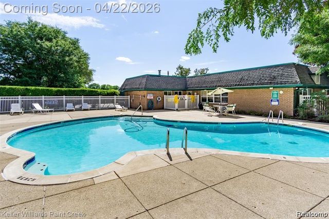 1840 Axtell Drive 8, Troy, MI 48084