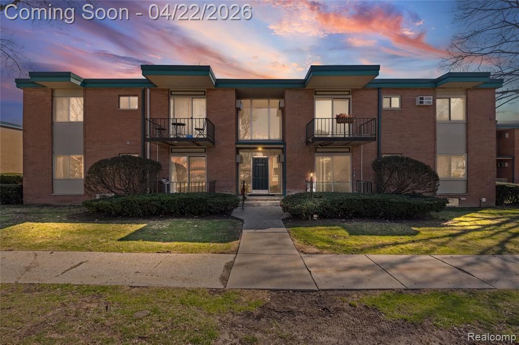 1840 Axtell Drive 8, Troy, MI 48084