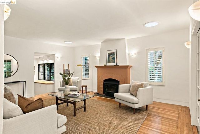 6729 Thornhill Dr, Oakland, CA 94611