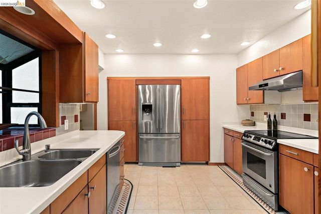 6729 Thornhill Dr, Oakland, CA 94611
