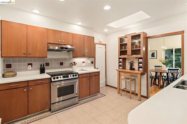 6729 Thornhill Dr, Oakland, CA 94611
